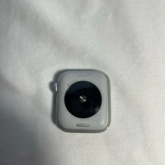 Apple Watch SE New 40MM Alluminum Case with Charger - Picture 8 of 10